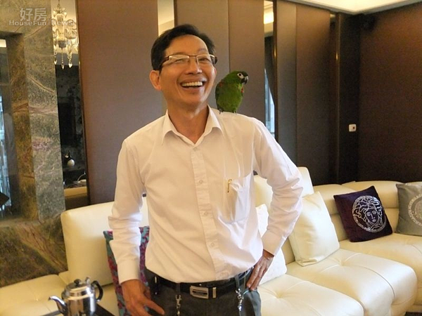 1.邱義榮與「邱小咆」形影不離。