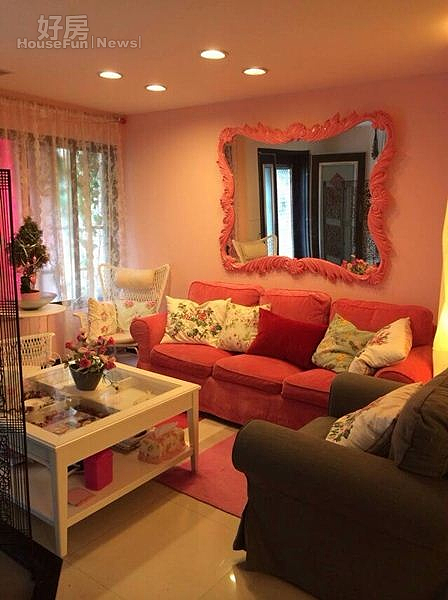2.白色蕾絲與粉紅色沙發的客廳,十分夢幻。