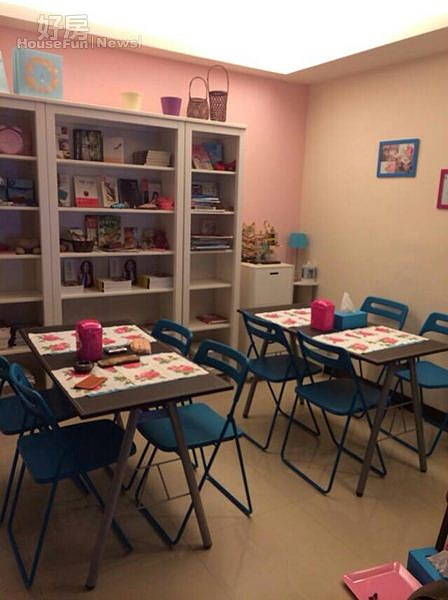 3.休息區擺放了2套桌椅,牆面的白色書櫃放滿自己的作品。