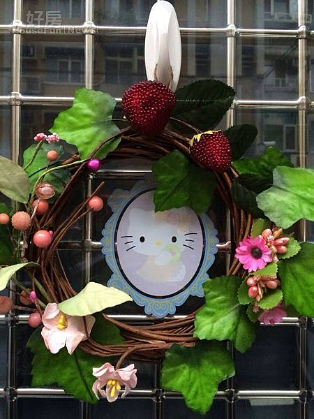 5.牆上的裝飾品可愛又有趣。