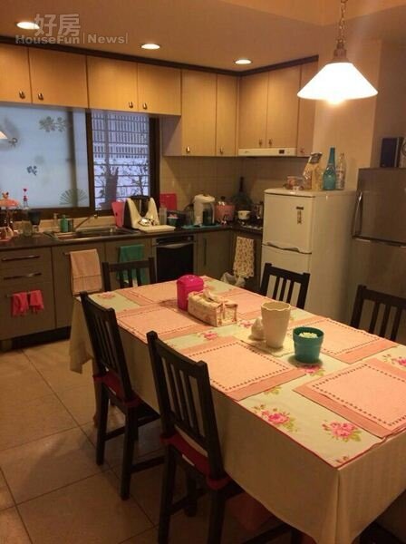 
6.廚房擺了張大長桌，江映瑤才在此做菜宴客。