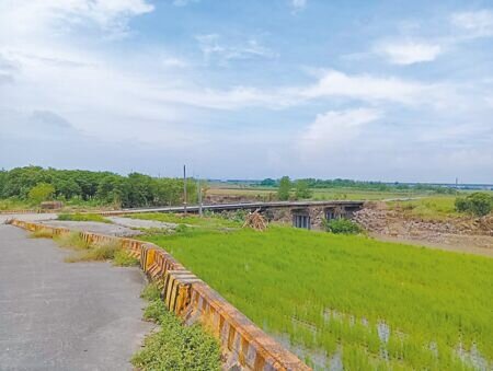 雲林縣北港鎮後溝橋遇大雨即被淹沒,地方希望重建,水利署第五河川分署5日表示此橋屬於「過水便橋」,依規定只能進行整修。(張朝欣攝)