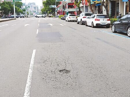 高雄市區道路經連日雨勢後,出現多處破損痕跡,民眾直言上路有如參與「障礙賽」。(任義宇攝)