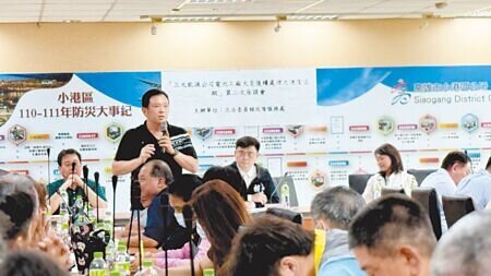 
三元能源火警迄今3周，小港里長洪世春（站立者）5日痛批，里民持續聞到「疑似戴奧辛味道」的異味，但相關單位卻測出空品正常，「不要讓人民感受跟儀器產生很大落差」。（柯宗緯攝）
