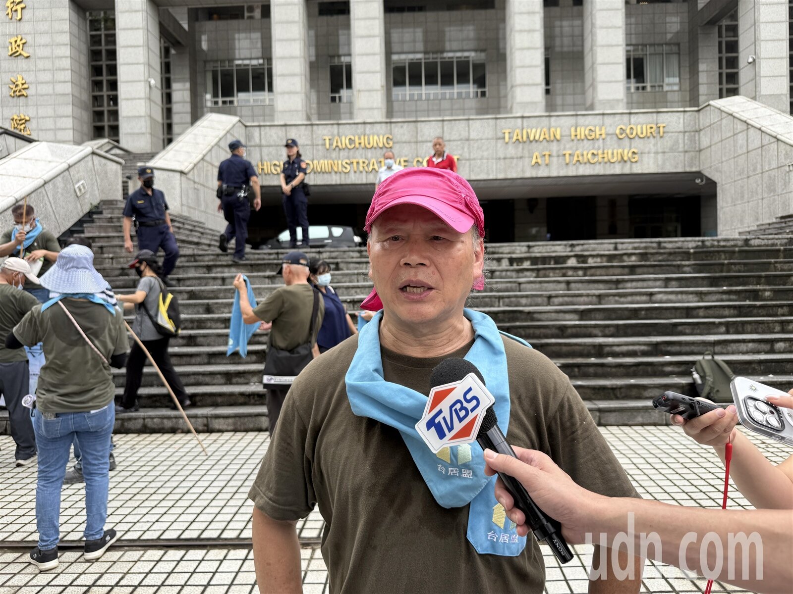 黎明幼兒園長林金連與黎明重劃會纏訟多年,今早在台中高分院開庭前,與聲援團體高喊市地重劃法為惡法。記者陳宏睿/攝影