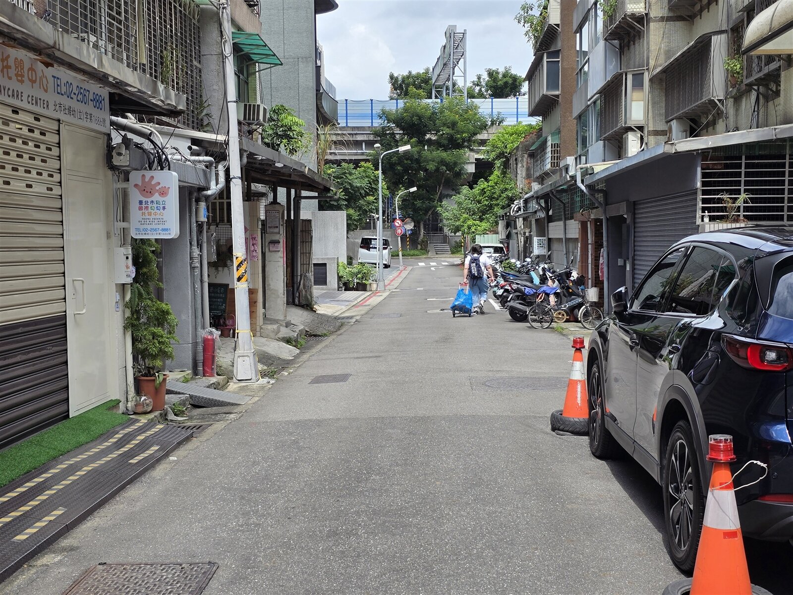 新生北路二段15巷遭民眾陳情,道路一側遭汽車停車佔用。記者邱書昱/攝影