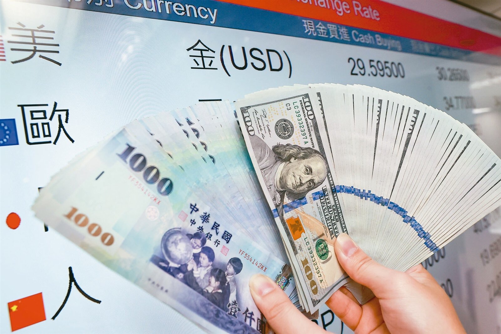 中央銀行外匯局長蔡烱民昨天表示,下半年台幣匯率將回歸正常,不會重演上半年的勁升行情。本報資料照片