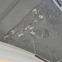 三重圖書館漏水　出動23個接水盤