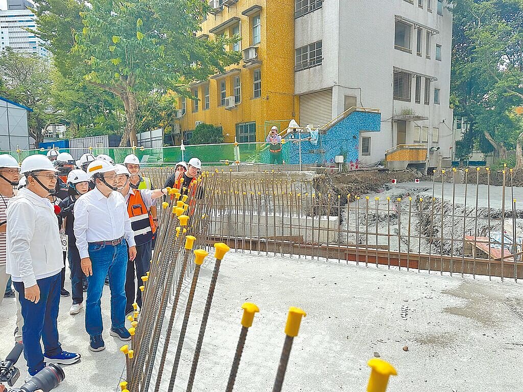 新北市長侯友宜(前排右)5日視察永平國小地下立體停車場工程進度,配合捷運萬大線竣工期程,興建地下3層停車場,與捷運萬大中和線LG05站間以連通道連接,提供238格小型車停車位及692格機車停車位。圖/中國時報記者高鈞麟攝