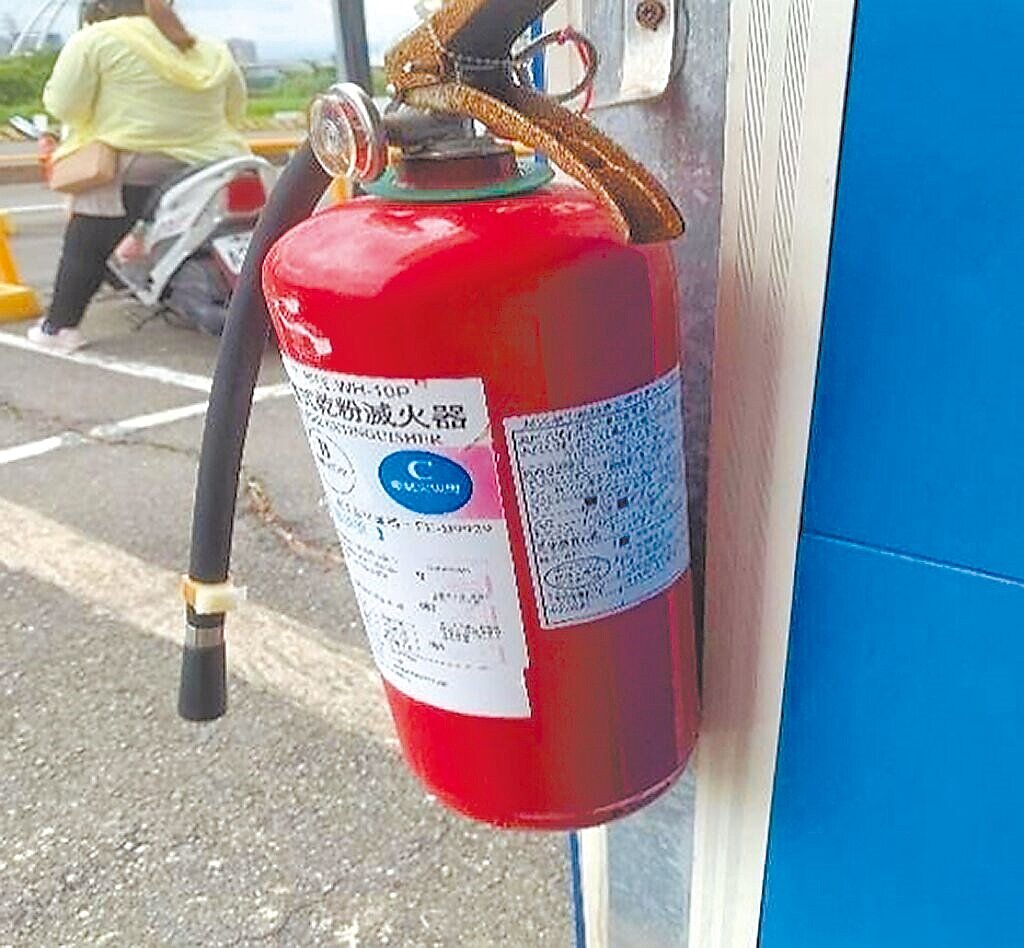 新北市高灘處轄管公有路外停車場皆位於河堤邊,為溼氣較重或易遭雨水侵襲場所;部分停車場滅火器設置於戶外,出現滅火器壓把鏽蝕情形,恐影響使用效能。圖/新北市審計處提供