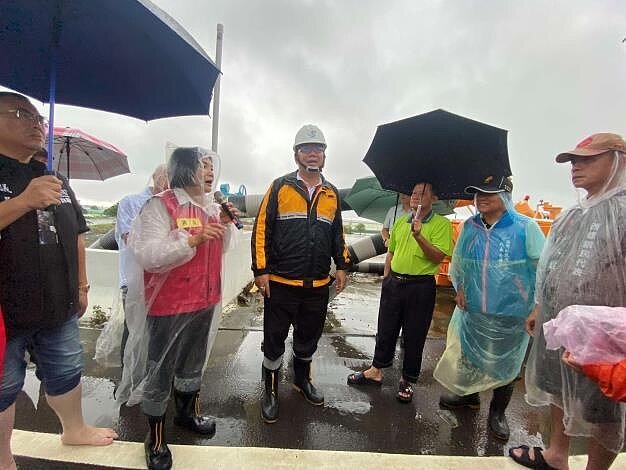 雲林縣縣道145西螺魚寮一號橋雖設有移動抽水機,卻發生被垃圾堵塞情形,側溝排水不及,造成鄰近農田淹水嚴重,雲林縣長張麗善(左二)率團隊會勘。圖/雲林縣政府提供