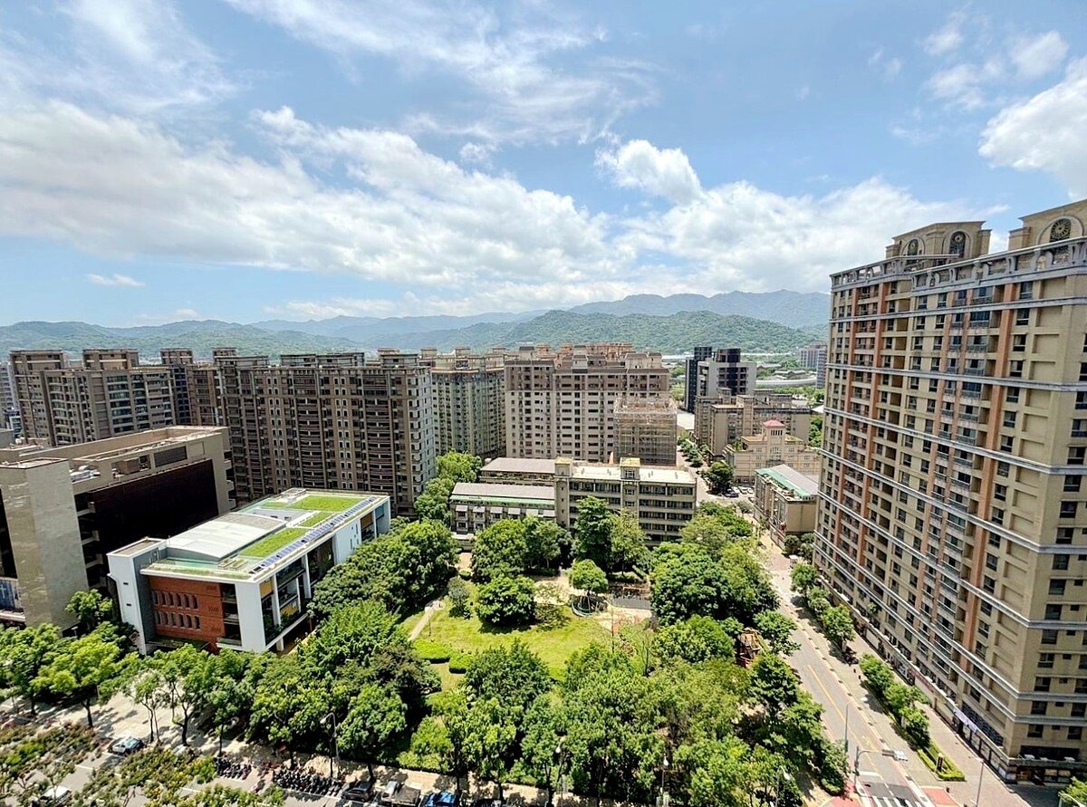 永慶房產集團指出，聯徵中心數據顯示近5年六都青年買房出現房價逐漸攀高、坪數卻降低的「小宅化」現象。房市示意圖／永慶房產集團提供