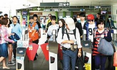 捷運文湖線上午系統異常,只有動物園到劍南路站局部營運,搭乘民眾必須到劍南路站全部下車,工作人員忙著指引民眾,轉乘免費接駁車,圖為劍南路站乘客下車情況。
記者屠惠剛/攝影