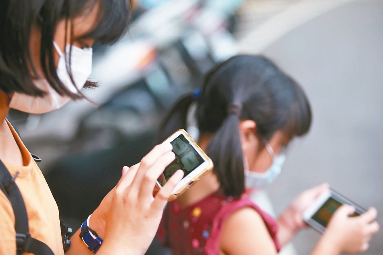 暑假期間,學生長時間姿勢不良玩手遊,外觀明顯呈現駝背坐姿、頭前傾,像極「烏龜頸」姿勢,體態完全走樣,嚴重時脖子後面還會形成一個腫包,稱為「富貴包」或「頸部駝峰」(Dowager’s hump),影響自信心與人際關係。。圖/聯合報系資料照片