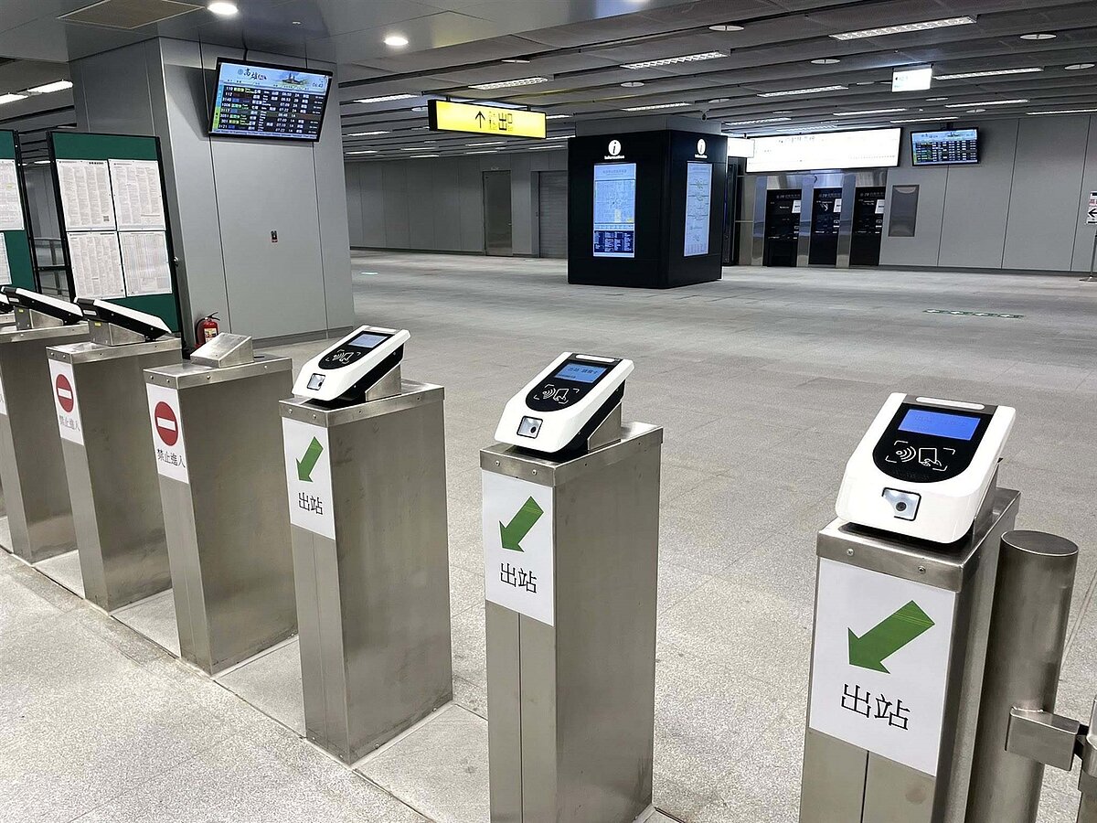 高雄車站台鐵月台直通高捷的連通道正式啟用。記者宋原彰／翻攝