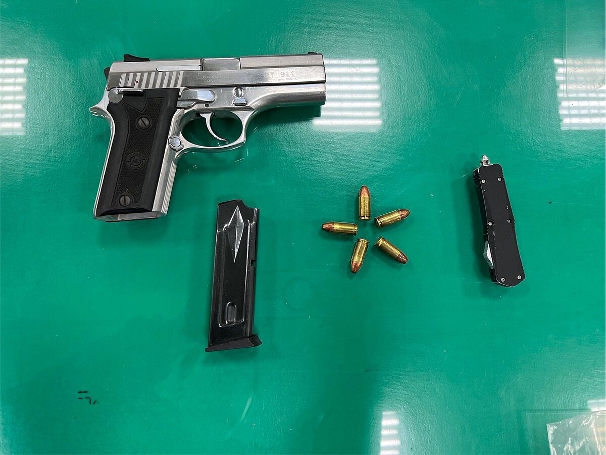 台中市林姓男子賣地收入4000多萬元,全被歹徒以投資詐騙騙走,林男報案後,警方約出歹徒交易,查獲4人,查扣現金、槍彈等贓證物。圖/聯合報記者陳宏睿翻攝