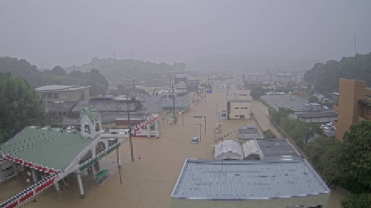 日本九州北部及山口縣等地10日起出現猛烈降雨;福岡、山口、大分、熊本、長崎等縣發生短時間強降雨的「線狀降雨帶」(線狀對流),各地道路積水、河川水位上升及土石流,數人失蹤,新幹線停駛。圖/翻攝自X