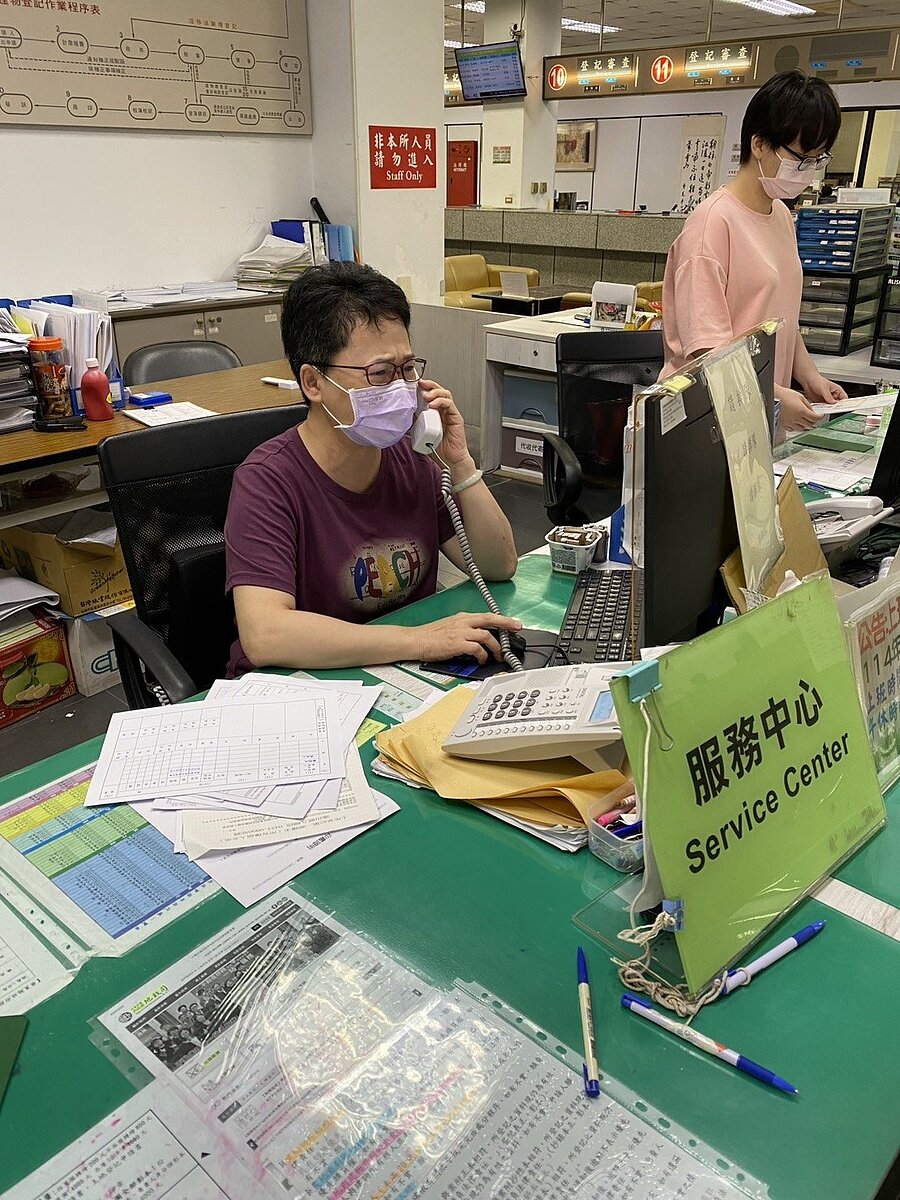 地政事務所服務台人員接到民眾來電詢問。圖/屏東縣政府提供