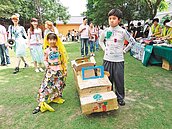 台南環保踩街　回收物變黑琵、柯南