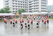 花蓮舞動部落賽　雨中熱情飆舞