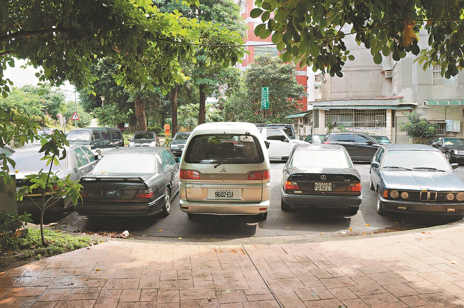 北市車位一位難求,不過士林區德行西路111巷的空地內,卻出現無牌車輛(紅圈者)占用不收費路邊停車位的現象。 記者邱瓊玉/攝影