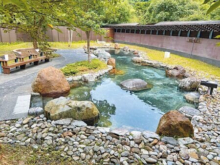 
宜蘭縣南澳鄉碧候溫泉由縣政府代管營運3年，今年7月期限屆滿，原訂交由鄉公所接手，不過鄉公所以未編列維護經費、經營模式尚待協商、園區仍封閉等因素，要求延至年底再移交。（吳佩蓉攝）
