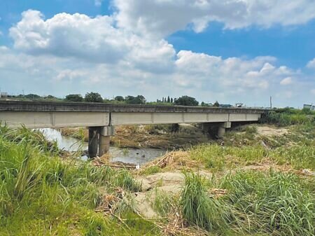 雲林縣政府爭取斗南鎮豐岡橋「原地抬升改建」,盼中央納入特別條例增加補助經費。(張朝欣攝)
