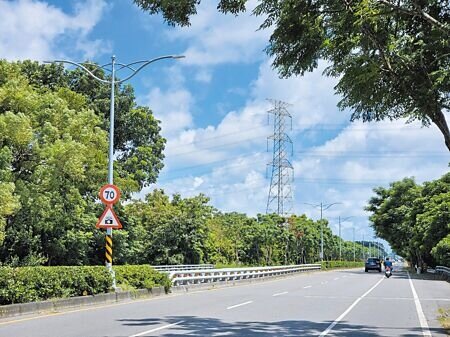
屏東縣近期內將新增設多達20支以上闖紅燈及測速照相桿。（羅琦文攝）
