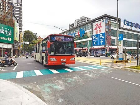 高雄市公車遭審計處審計報告中點出4大缺失,民代建議滾動式調整公車路線,並提高駕駛待遇、提升服務品質。(任義宇攝)