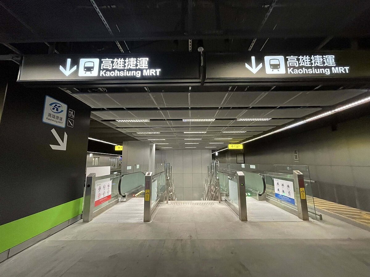 高雄車站台鐵月台直通高捷的連通道正式啟用。圖/記者宋原彰翻攝