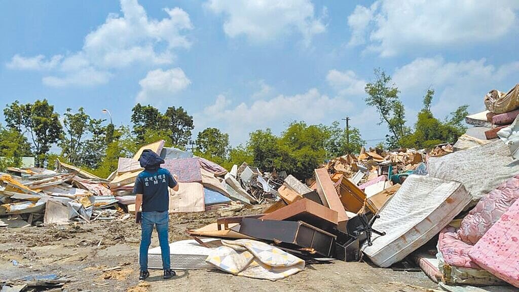丹娜絲颱風過境，造成嘉南一帶石綿瓦破損，環境部估嘉義縣及台南市共有1萬5600公噸須清除。圖／環境部提供
