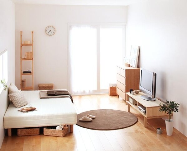 大扇的落地窗,讓明亮的自然光灑滿整個房間,更顯得窗明几淨。(翻攝自ZIPANGs)