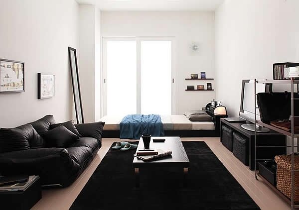 看似衝突的黑白配,營造出知性前衛的居家風格。(翻攝自ZIPANGs(ジパング).com)