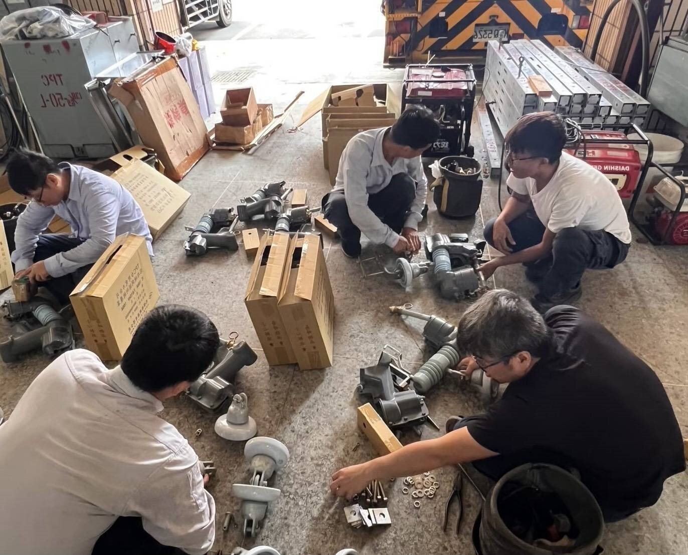 台電桃園區營業處已超前部署,於昨日下午召開颱風預備會議,盤點人力及機具設備。圖:台電提供