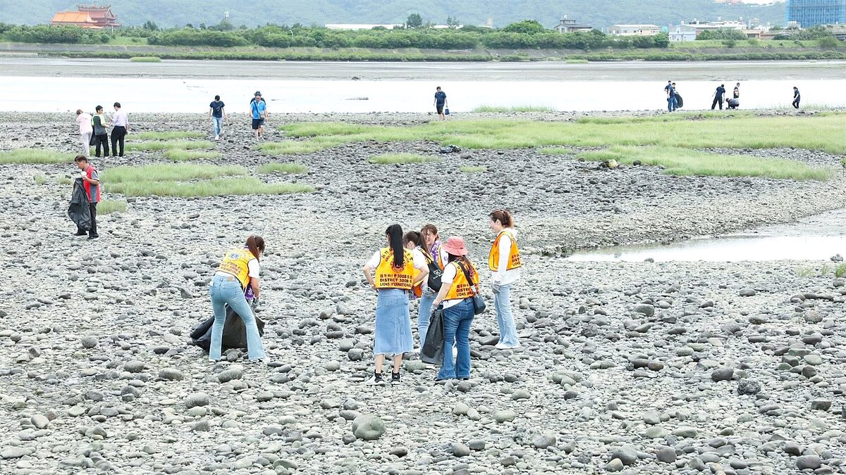 「環保淨灘公益活動」超過1千人踴躍參與,清出超過百袋垃圾,是政府、民間與企業協力成果。圖/永慶房產集團提供