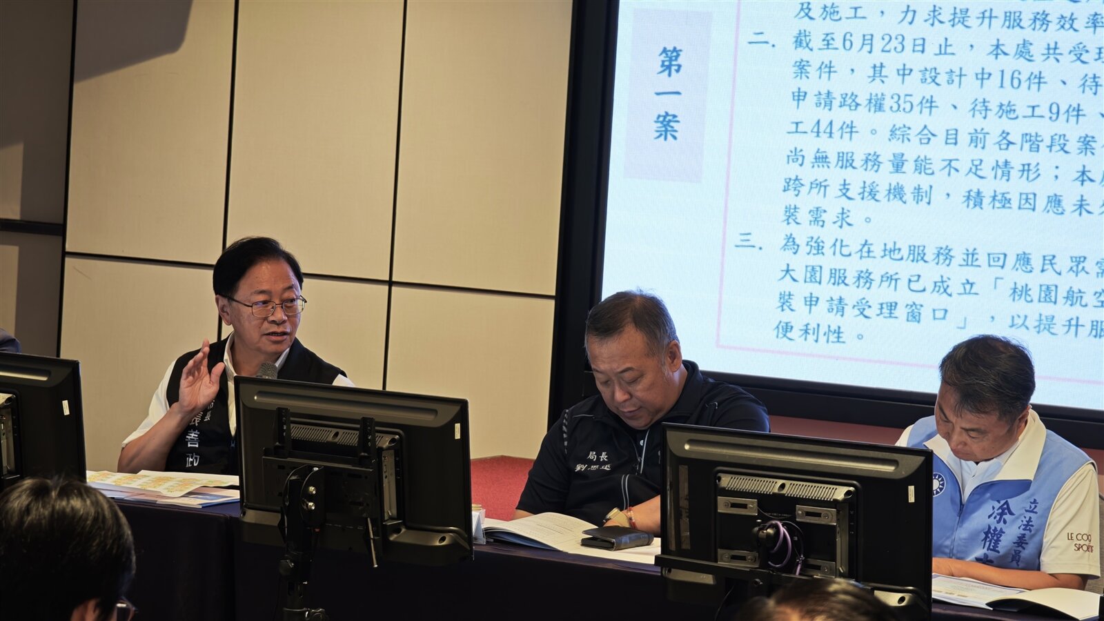 張善政(左)在區座談會請立委涂權吉(右)針對航空城拆遷戶問題直接質詢行政院長,並表示質詢部會沒有用。記者鄭國樑/攝影