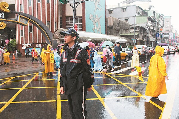 仁二路仁愛國小及信義國小前上學日的早上7點開始，就有警察到現場指揮交通，保護學童安全。 記者黃捷／攝影