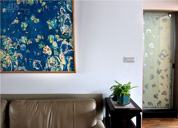 3. 男主人的畫作,以及利用馬蒂斯的畫作的衛浴門,兩相搭配,為此空間添增了藝術性。