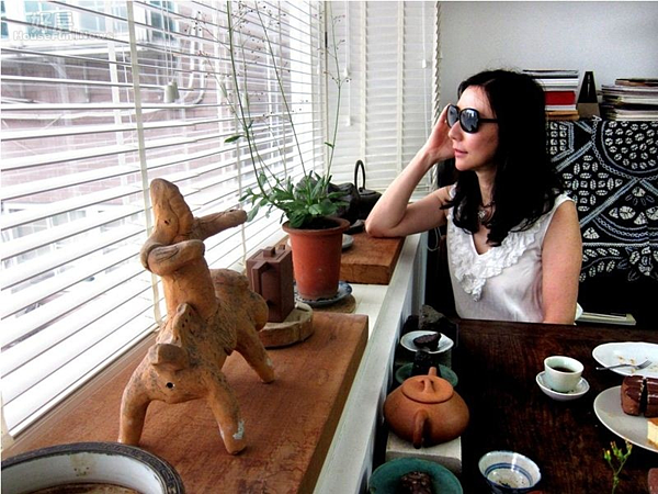 8.Jenny在大型的窗邊享受著戶外的陽光。她的窗子是採用無窗格的整片玻璃,僅在大片玻璃的兩邊開有側窗。