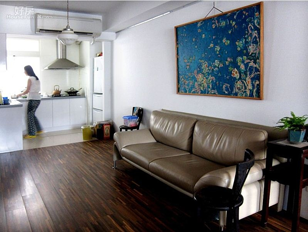 2. 客廳旁就是開放式的廚房,顯得窗明几淨。