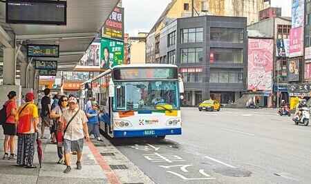 基隆市政府提出2方案盼讓敬老卡使用範圍擴及雙北,市長謝國樑12日表示,市府將自明年起推動試辦方案,但不會貿然改制影響民眾使用習慣。(張志康攝)