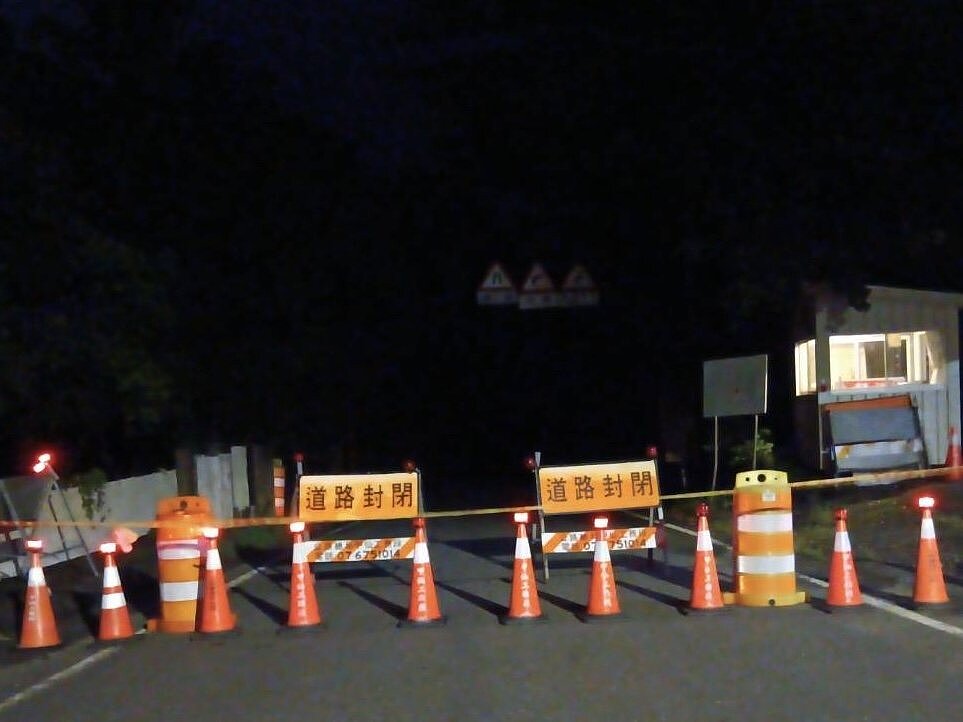 台29線旗甲公路13日清晨已分別於那瑪夏及五里埔設立管制點,上午9時起預警性封路禁止車輛通行。圖/公路局提供