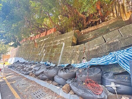 上周崩塌的國定古蹟「台灣府城城門及城垣殘蹟」南門段城垣,12日已完成緊急加固。(曹婷婷攝)