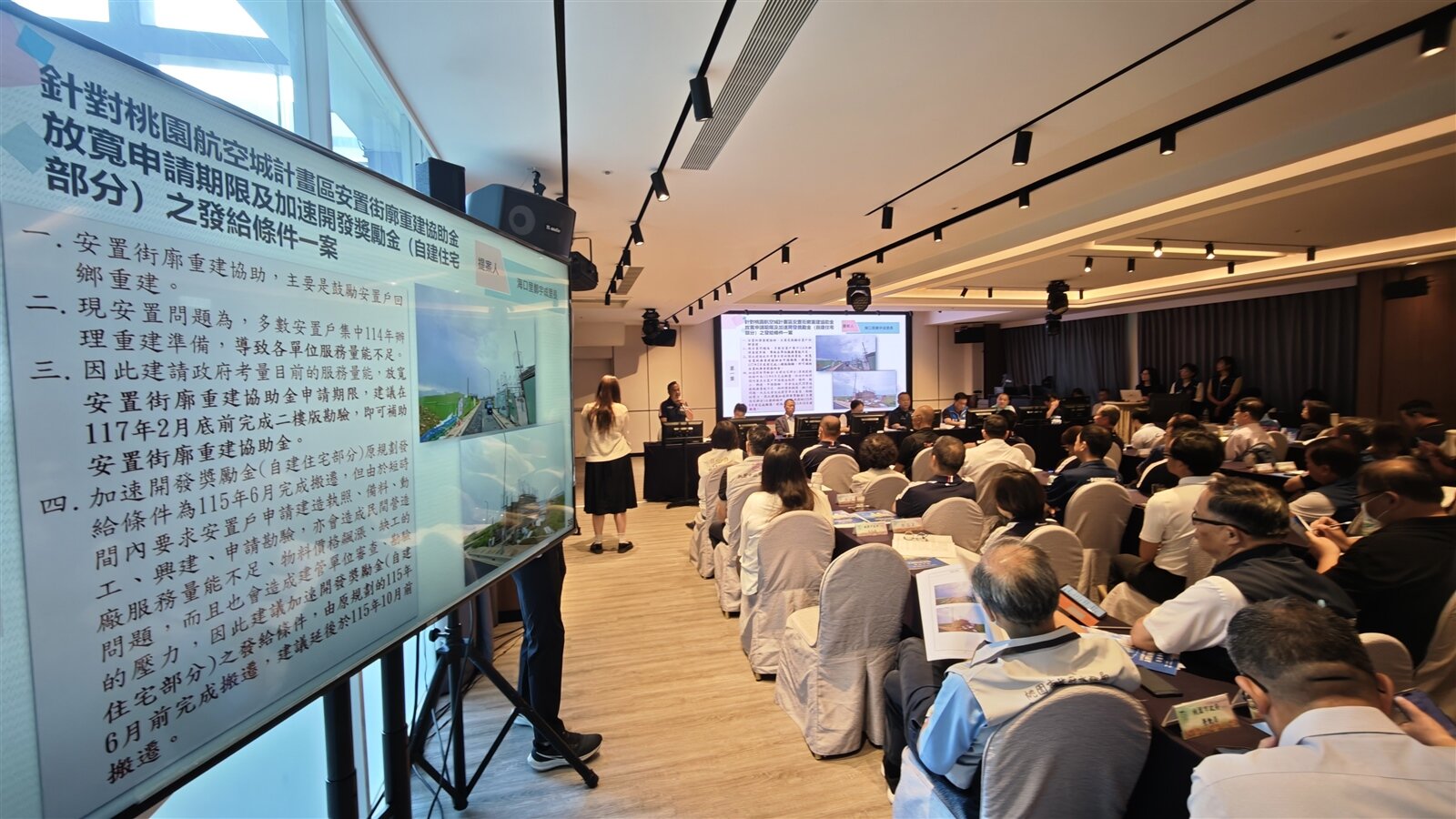 桃園市長張善政昨召開大園區政座談會,當地里長為航空城拆遷戶抱屈,直言公股行庫貸款卡關,張善政則批央行「不食人間煙火」。記者鄭國樑/攝影