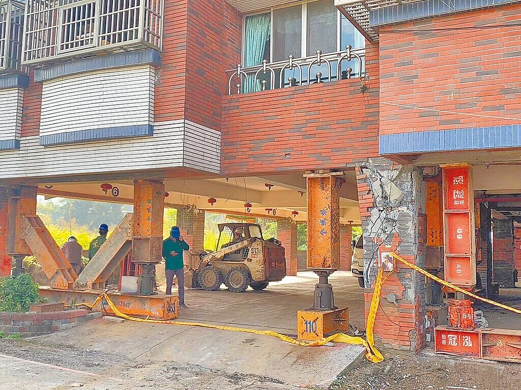 今年0121嘉義大埔地震造成台南玉井文化大廈受損嚴重,建物經評估列為危樓。(台南市政府提供/曹婷婷台南傳真)