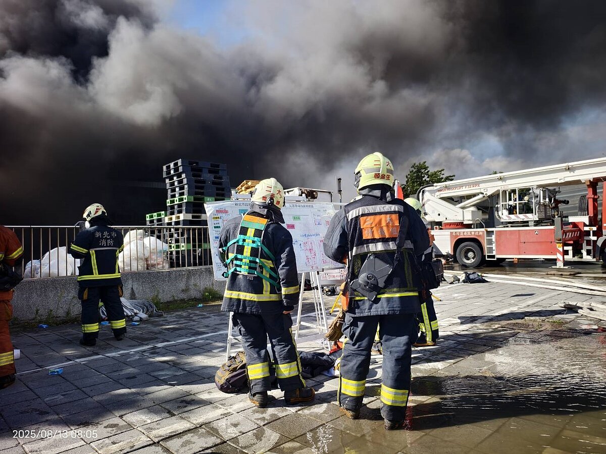 新北市八里區商港五路13日清晨6時20分發生工廠火警,現場是品元實業公司商港廠,目前商港五路全線管制,受強風影響,台64、台61高架道路視線受影響。記者林昭彰/翻攝