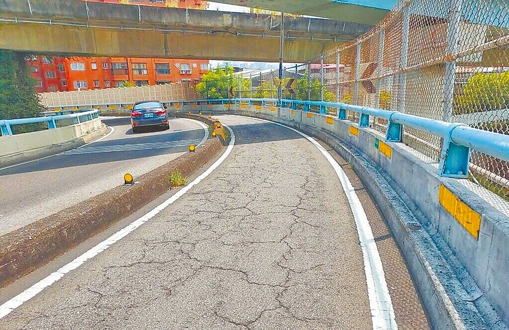 連接台北市萬華區、新北市板橋區的華江橋機車引道,每逢強降雨都出現積淹水,日前北部暴雨不斷,引道竟淹水半個輪胎高,機車族通行時彷彿在騎「水上摩托車」,嚴重影響行車安全。(新北市養工處提供/邱芊台北傳真)