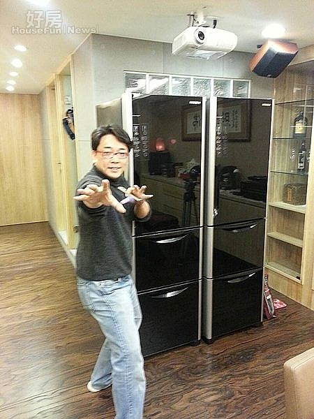 詹惟中的餐廳有兩個大冰箱,上面還有投影機,可以邊吃飯邊看電影。