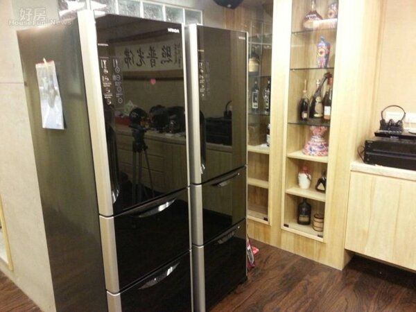 
2.大冰箱旁有著酒櫃，採用與客廳一樣的原木設計。