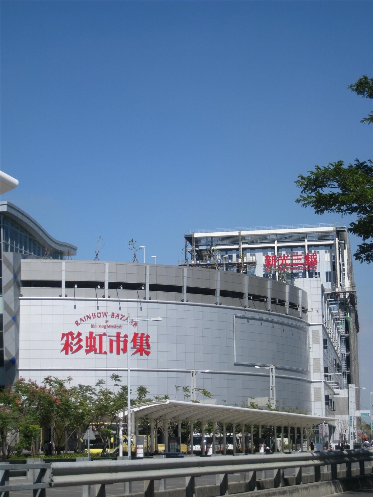 受楊柳颱風影響,南部百貨公司營運時間做出調整。圖為高雄左營新光三越彩虹市集外觀。圖/本報資料照片